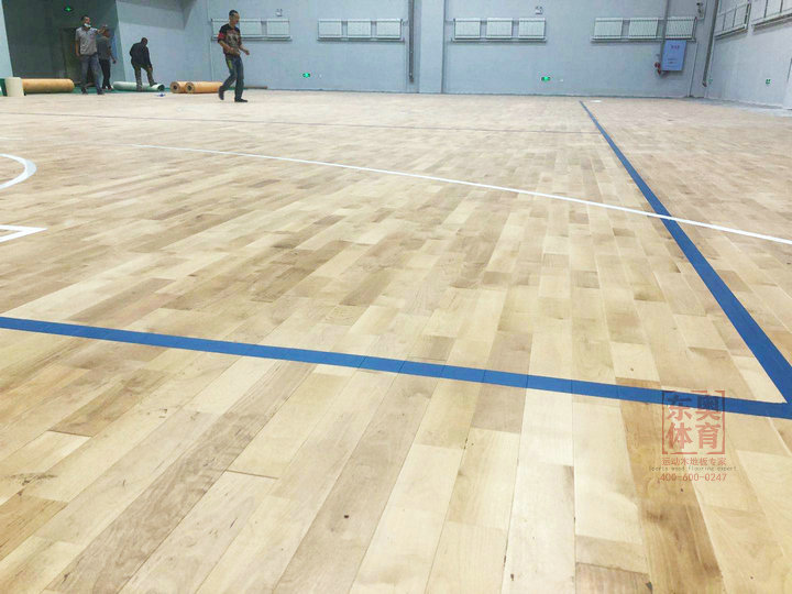 篮球运动场能铺家装地板吗？