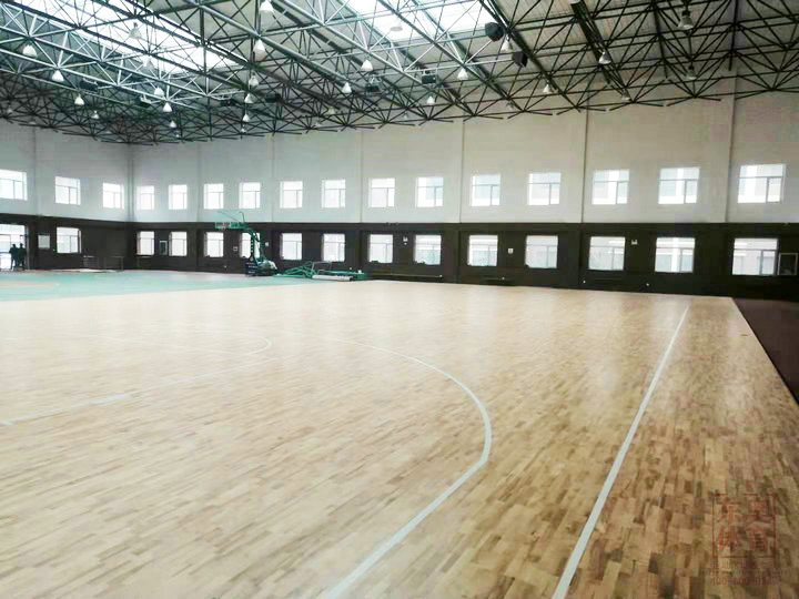 东奥体育|广州篮球馆地面铺什么材料？运动木地