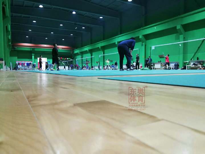 广东篮球馆地面铺什么材料？运动木地板实木地